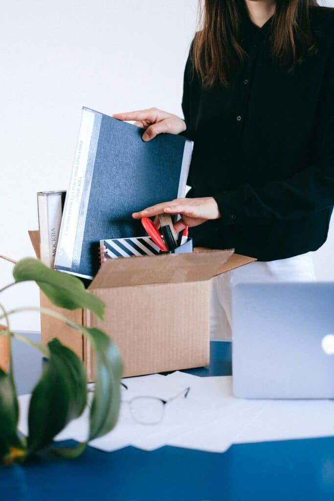 Job seeker resigning professionally in 2025